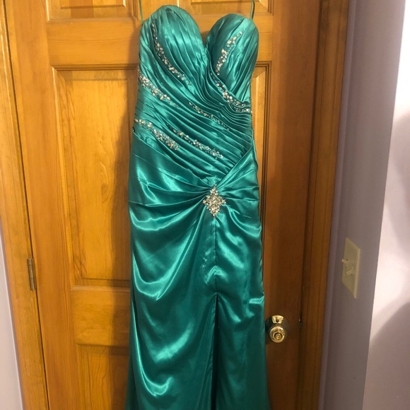Prom dress - Picture 1 of 3